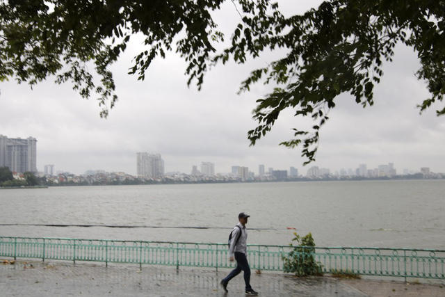 Hồ Tây gió thổi mạnh từng cơn, con đường quanh hồ vắng vẻ hơn so với những ngày trước.