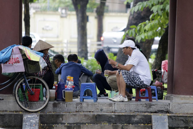 Buổi sáng đầu đông bên chén trà nóng.