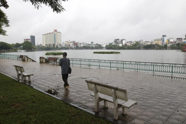 Hồ Trúc Bạch vắng bóng người.