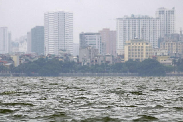  Những đợt sóng trên mặt nước hồ Tây trong gió mùa thổi mạnh. 