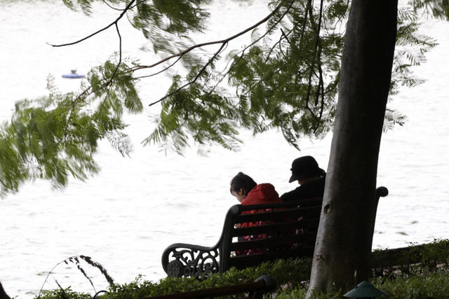  Khung cảnh sáng chớm đông bên bờ hồ Hoàn Kiếm. 