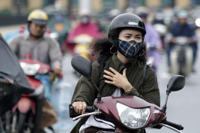  Nhiều người không kịp chuẩn bị áo ấm đã phải co kéo trang phục chống lại những cơn gió lạnh đầu mùa. 