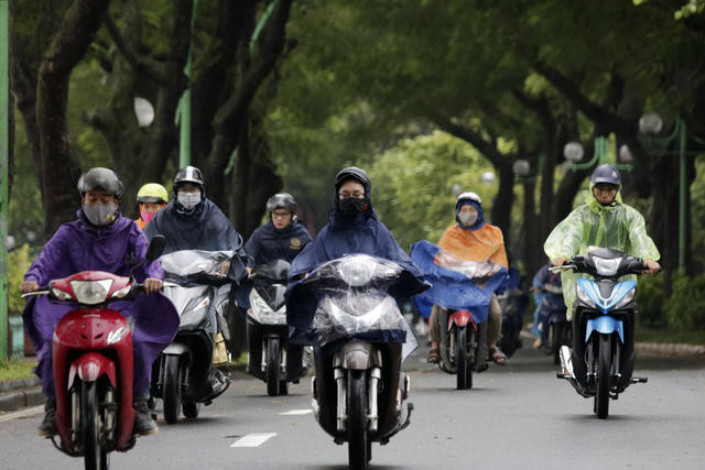  Khoảng 8h30, mưa đã ngớt song nhiều người vẫn mặc áo mưa chống rét. 