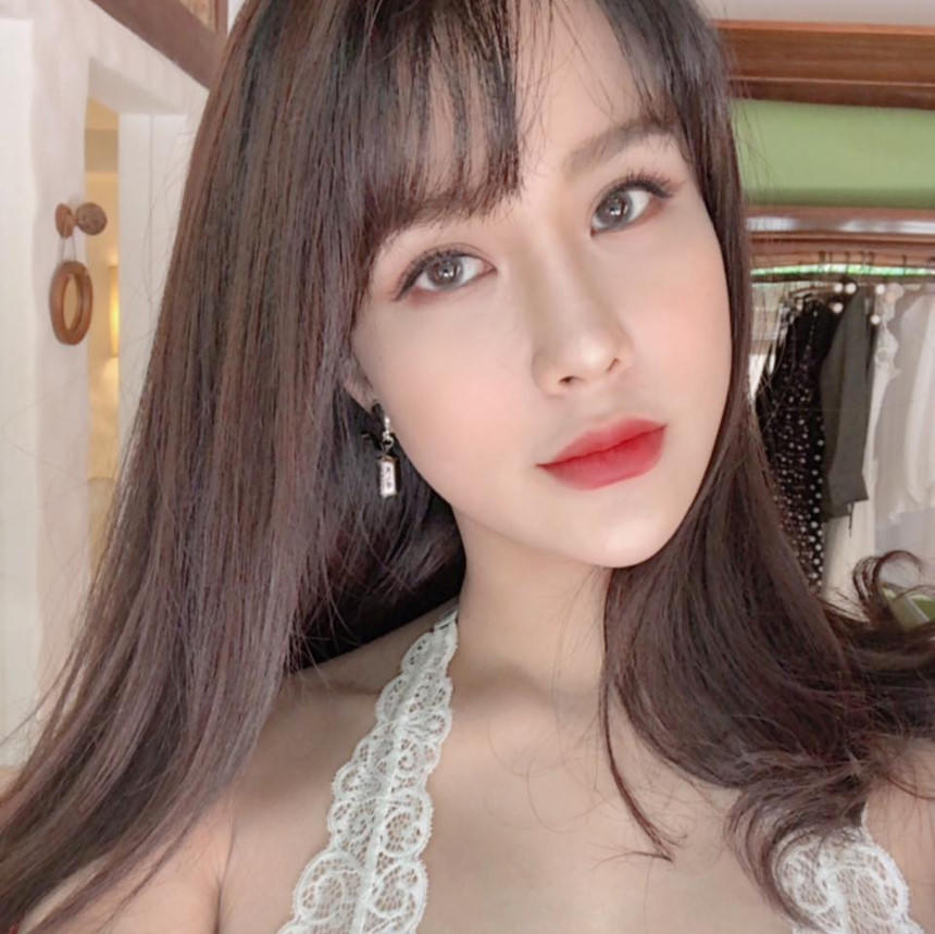 Diễm Hương và các sao Việt gây bàn tán vì gương mặt ngày càng lạ lẫm