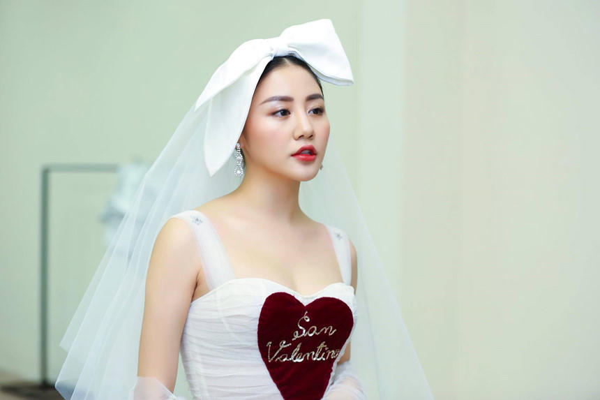 Diễm Hương và các sao Việt gây bàn tán vì gương mặt ngày càng lạ lẫm