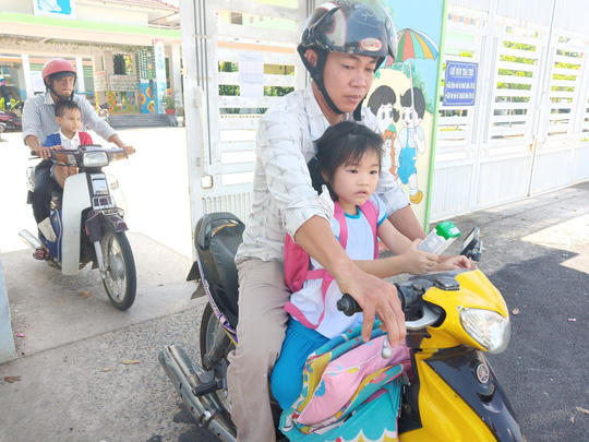 Vụ cho trẻ ăn gạo mốc, đầu cá: Bất ngờ với thông báo rước con về - Ảnh 1.