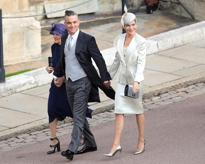 Ca sĩRobbie Williams lịch lãm sánh đôi cùng vợ.