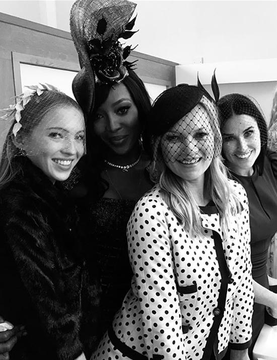 Kate Moss cùng con gái và siêu mẫu Naomi Campbell, minh tinh Demi Moore chụp ảnh kỷ niệm trong lễ cưới.