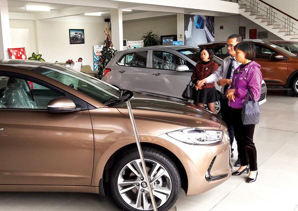 Ô tô nhập tràn về, hạ giá giành khách với xe trong nước