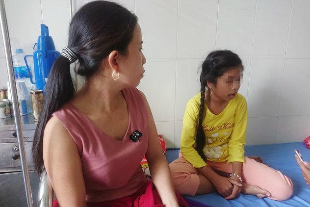 Nữ sinh thoát nạn kể vụ điện giật chết bạn học trước cổng trường