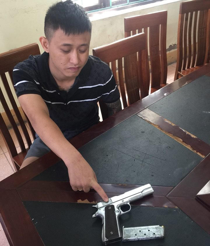 Bị khách dí súng vào đầu, anh bán tiền ảo hoảng loạn cầu cứu công an