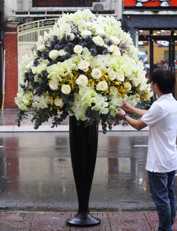 Bình hoa trị giá 62 triệu đồng