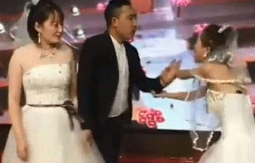 Cô gái đến phá đám cưới của người yêu cũ. ẢNh: Sohu.