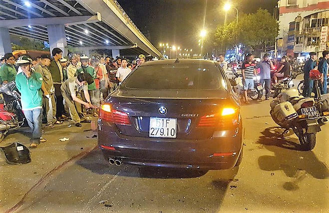 Cảnh tượng kinh hoàng vụ xe BMW tông liên hoàn tại ngã tư Hàng Xanh