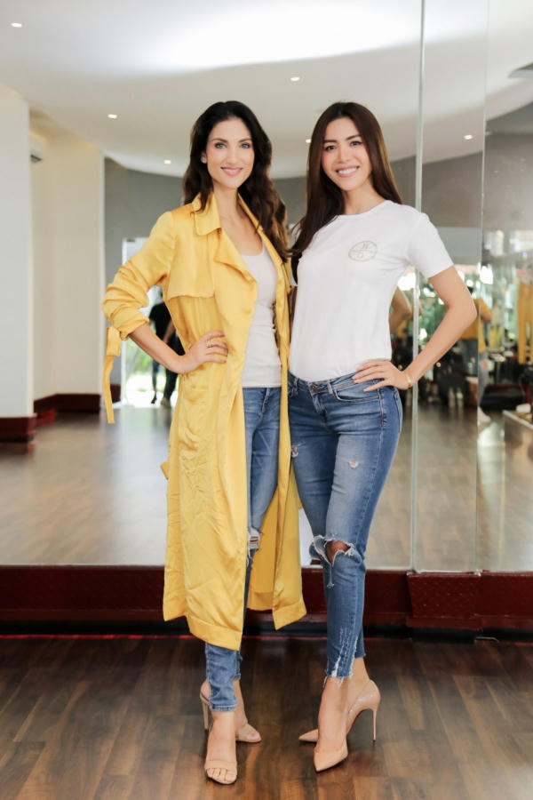 Minh Tú (phải) tập luyện cùng Cindy Bishop - giám khảo chương trình Asias Next Top Model.