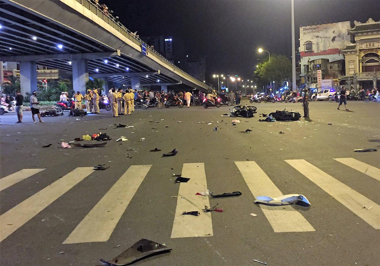 Cảnh tượng kinh hoàng vụ xe BMW tông liên hoàn tại ngã tư Hàng Xanh