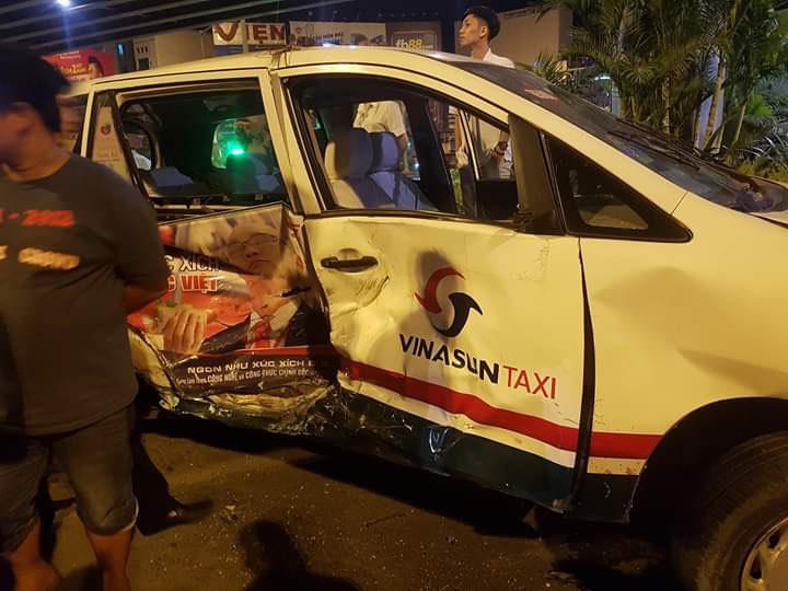 Cảnh tượng kinh hoàng vụ xe BMW tông liên hoàn tại ngã tư Hàng Xanh