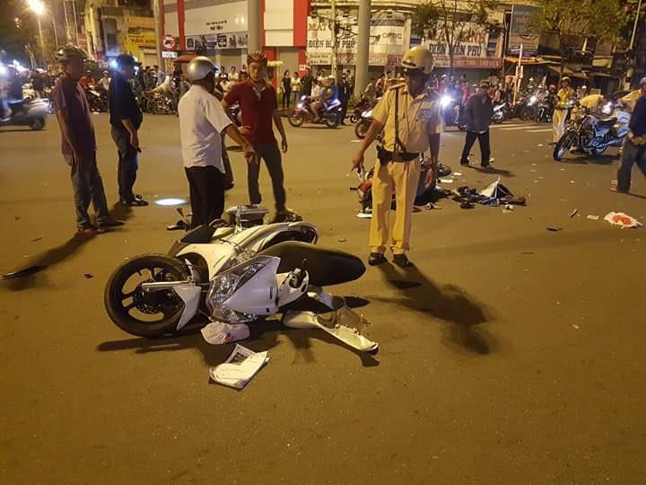 Cảnh tượng kinh hoàng vụ xe BMW tông liên hoàn tại ngã tư Hàng Xanh