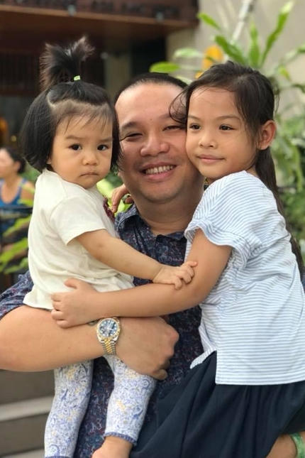 Một năm qua, trang cá nhân của đôi nghệ sĩ hoàn toàn vắng bóng đối phương. Họ chỉ chia sẻ về công việc và hình ảnh hai đứa con.