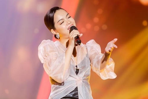 Việc Phạm Quỳnh Anh đi hát trở lại,tựra mắt sản phẩm mớicàng làm củng cốthông tin vợ chồng cô đã chia tay. Trong những tháng qua, bà mẹ hai con đã không còn đeo nhẫn cưới mỗi khi đi diễn.