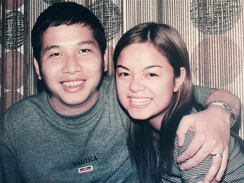 Phạm Quỳnh Anh và Quang Huy gặp nhau khi nữ ca sĩ Hà thành vào TP.HCM lập nghiệp. Lúc đó, cô đầu quân cho Quang Huy. Từ năm 2002, họ thường xuyên xuất hiện bên nhau như bóng với hình. Khác với những đôi lứa yêu nhanh cưới sớm ở showbiz, Quang Huy quyết định cưới Phạm Quỳnh Anh sau 10 năm hẹn hò.