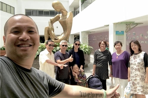 Quang Huy vui mừng chia sẻ trên trang cá nhân hình ảnh đại gia đình mình đón vợ về nhà sau mấy ngày sinh con thứ hai.