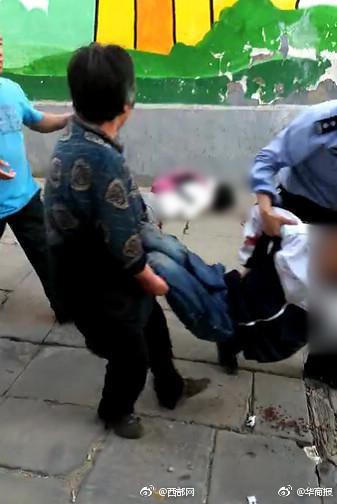 Một phụ nữ lao vào trường mẫu giáo đâm chém, 14 trẻ em nhập viện