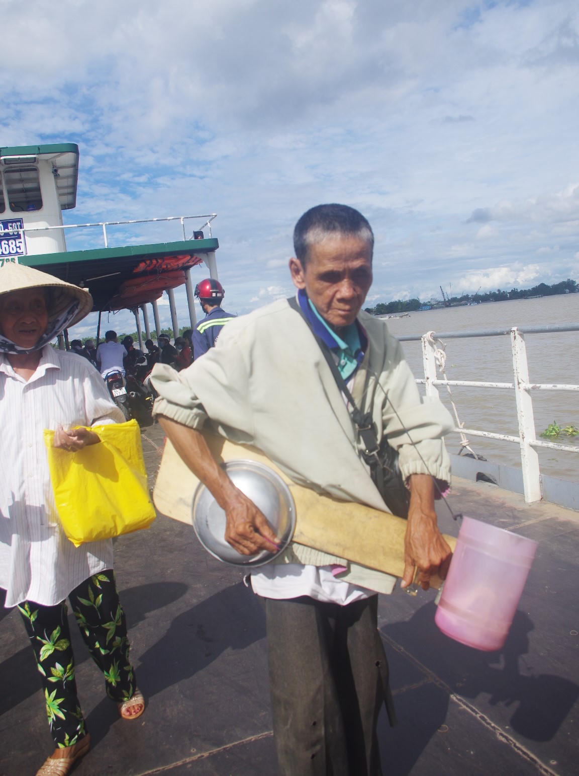 Lão hành khất mù cùng 'độc cầm' trên sông Hậu