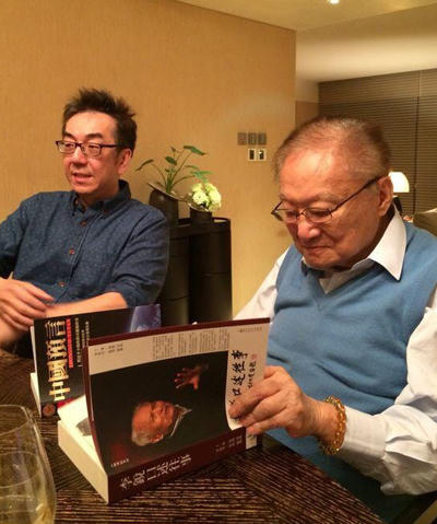 Đào Kiệt (trái) chia sẻ ảnh chụp cùng Kim Dung.