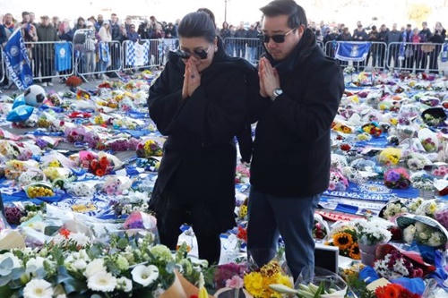 Aiyawatt cùng mẹ, bà Aimon tới sân King Power để tưởng niệm người cha Vichai vừa mất. Ảnh: EPA.