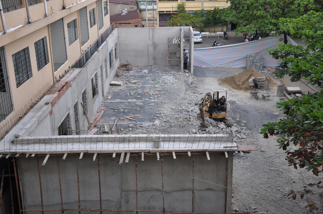 Hoang mang vì công trình tiền tỷ đang xây bất ngờ đổ sập