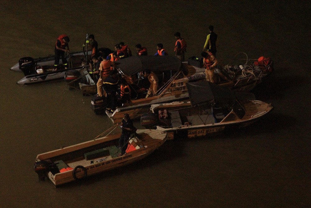 Kinh hoàng: Đâm bay thành cầu Chương Dương, ô tô lao xuống sông 