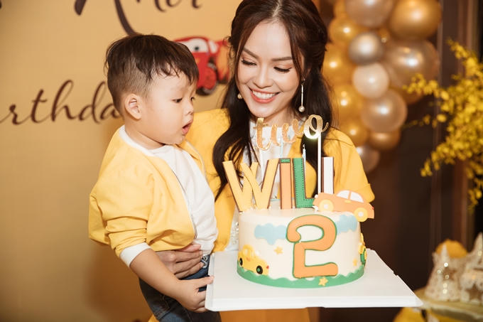 Mới đây, Dương Cẩm Lynh tổ chức sinh nhật chung với con trai. Cô thừa nhận việc làm mẹ đơn thân vất vả hơn suy nghĩ trước đây khá nhiều. Muốn bù đắp tình cảm nhiều hơn cho con trai, nữ diễn viên nỗ lực làm việc, trang trải cuộc sống. Sắp tới, cô sẽ nhận một vai diễn trong bộ phim cổ trang bấm máy cuối tháng 10. Tôi làm việc chăm chỉ gấp 5, gấp 10 ngày xưa vì bây giờ phải bắt đầu lại từ hai bàn tay trắng để lo cho con trai, nữ diễn viên nói.Tuy vất vả hơn, Dương Cẩm Lynh hạnh phúc vì con trai luôn ngoan ngoãn, biếtnghe lời mẹ và ông bà ngoại. Cô cố gắngtạo điều kiện cho con trai gặp gỡ bố, ông bà nội vì thương bé còn nhỏ sau chuyện tình cảm đổ vỡ với chồng cũ.