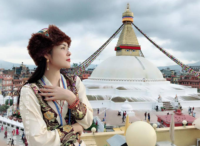 Sau biến cố gia đình, Dương Cẩm Lynh một mình lên đường tới Nepal, Tây Tạng du lịch và cân bằng cảm xúc bản thân. Cô may mắn có ông bà ngoại chăm giúp William nên an tâm lên đường, cảm nhận cuộc sống bình yênở vùng đất Phật.