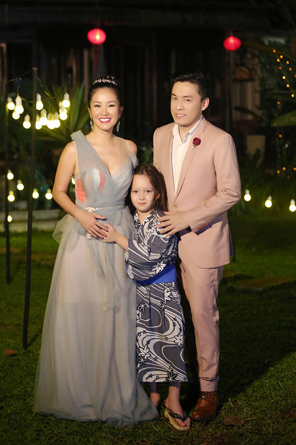 Hồng Nhung cùng hai con chuyển ra sống ở một chung cư gần ông bà ngoại. Nữ ca sĩ tâm sự chính sự hồn nhiên, đáng yêucủa hai con mang đến cho cô nguồn năng lượng tích cực hơn, giúp cuộc sống cân bằng sau ly hôn. Cô tự mình đưa đón Tôm và Tép đi học bằng xe máy. Thỉnh thoảng, Hồng Nhung dẫn Tôm và Téptheo lúc đi diễn hay quay hìnhđể con hiểu hơn về công việc của mẹ. Trong hình, cậu nhóc Tôm quấn quýt khi cùng mẹ đi ghi hình dự án âm nhạc của ca sĩ Lam Trường.