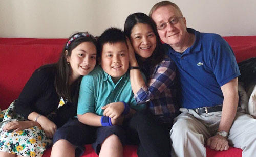 Kim Ngân bên chồng và hai con.