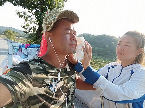 Hai vợ chồng đi bộ từ Hắc Long Giang (đông Bắc Trung Quốc) đến Hải Nam (phía Nam Trung Quốc), quãng đường là hơn 4.000 km. Ảnh: Thepaper.