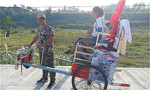 Huang và vợ trên hành trình. Ảnh: Thepaper.