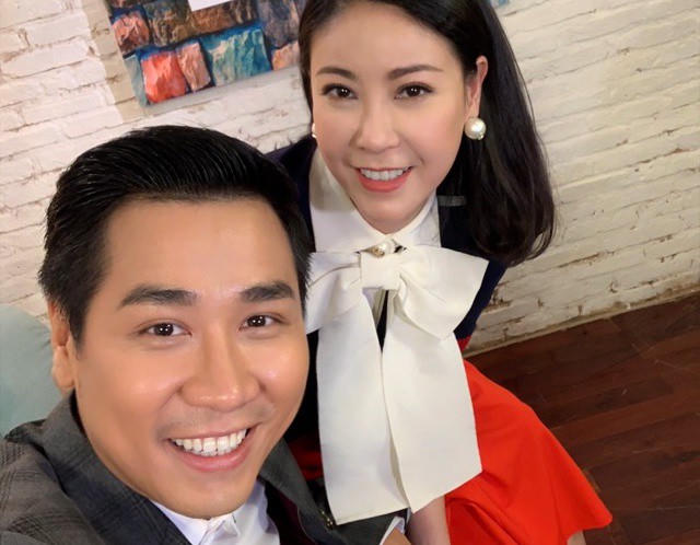 Khoảnh khắc hậu trường cuộc trò chuyện của Hoa hậu và nam MC.