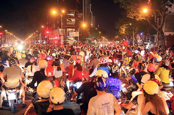 Rợp quốc kỳ, chật kín người ra đường mừng chiến thắng đội tuyển Việt Nam