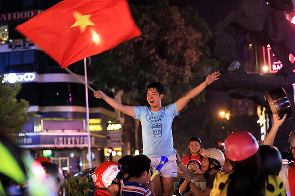 Rợp quốc kỳ, chật kín người ra đường mừng chiến thắng đội tuyển Việt Nam