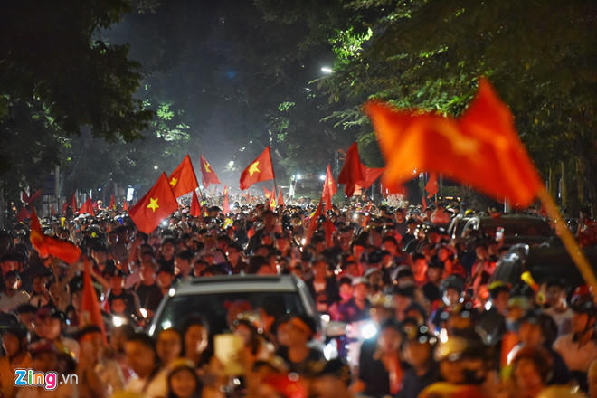 Rợp quốc kỳ, chật kín người ra đường mừng chiến thắng đội tuyển Việt Nam