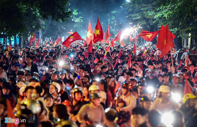 Rợp quốc kỳ, chật kín người ra đường mừng chiến thắng đội tuyển Việt Nam