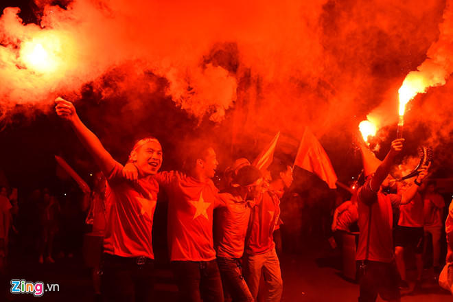 Rợp quốc kỳ, chật kín người ra đường mừng chiến thắng đội tuyển Việt Nam