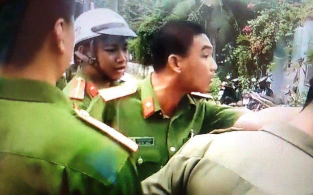  Thiếu tá công an phường Tân Phú, quận 9, TPHCM đòi cởi đồ, chọn thời gian, địa điểm với dân. 