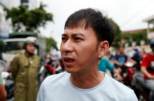 Anh Giáo may mắn thoát được ra ngoài sau sự cố. Ảnh: Xuân Ngọc