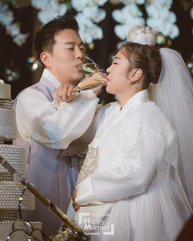 Hong Yoon Hwa tâm sự, cô đã phải giảm gần 30kg để có thể mặc vừa váy cưới.