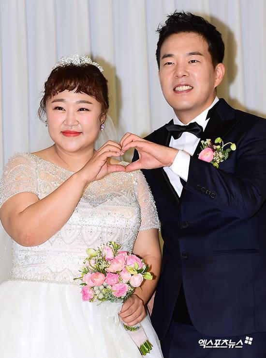 Hong Yoon Hwa và Kim Min Ki đã kết hôn sau 9 năm hò hẹn.