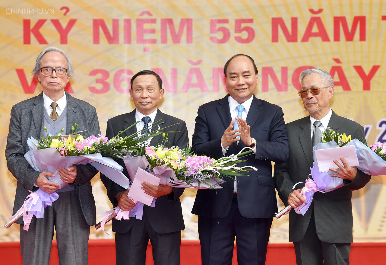 Thủ tướng xúc động về lại trường xưa, thăm thầy cô cũ