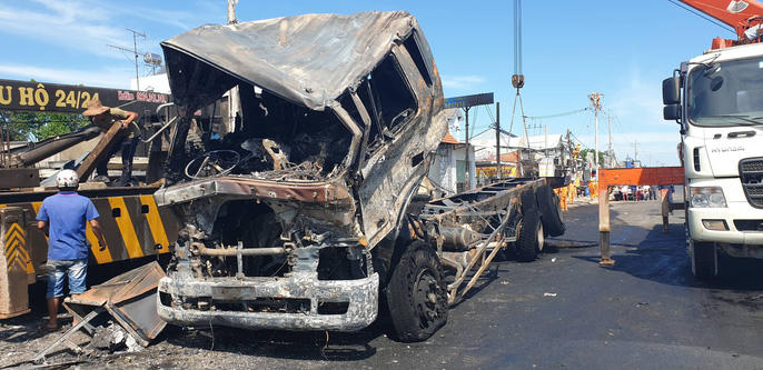 Vụ xe bồn gây tai nạn kinh hoàng: Mẹ vẫn ôm chặt 2 con khi tử vong! - Ảnh 8.